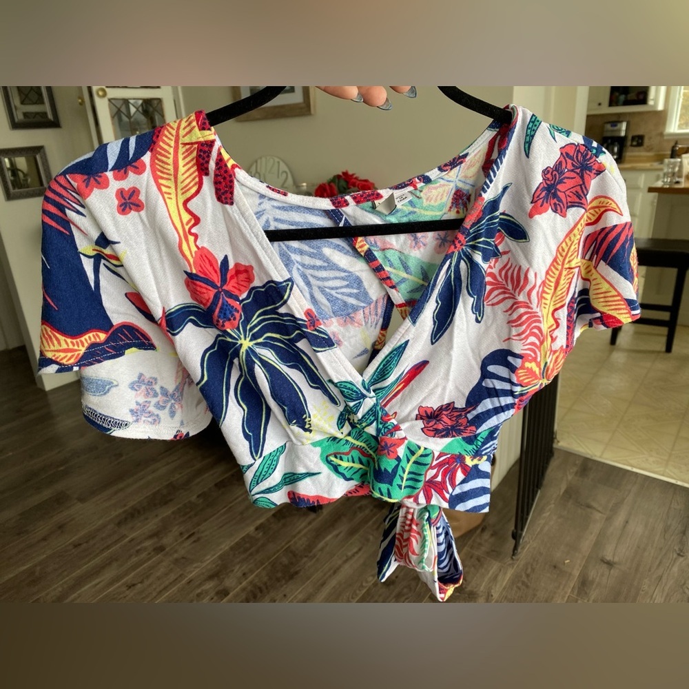 3/$30 Only cropped floral plunge neck flowy short sleeve. Open back with ties